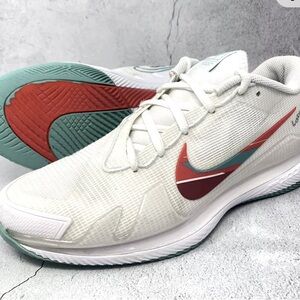 Women’s Nike Vipor Pro court shoes.